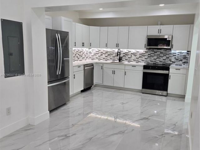 Дом в аренду по адресу 987 NE 145th St - фото 5968620