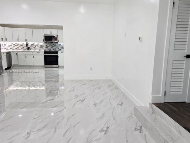 Дом в аренду по адресу 987 NE 145th St - фото 5968621