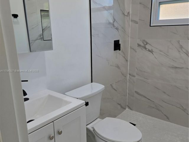 Дом в аренду по адресу 987 NE 145th St - фото 5968624