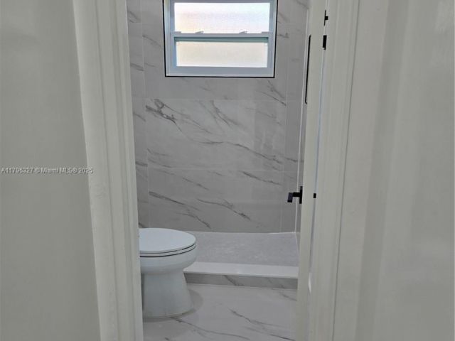 Дом в аренду по адресу 987 NE 145th St - фото 5968625