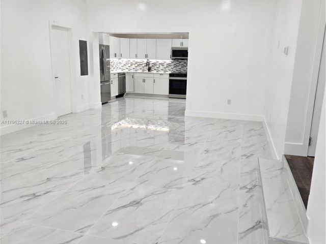 Дом в аренду по адресу 987 NE 145th St - фото 5968631