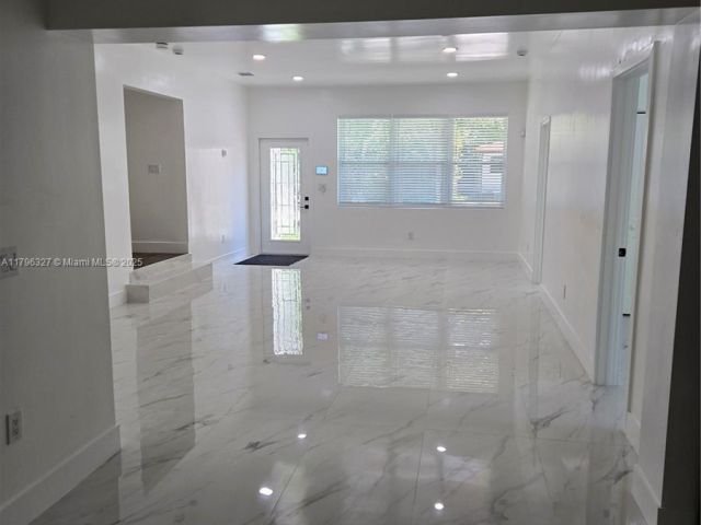 Дом в аренду по адресу 987 NE 145th St - фото 5968633