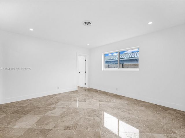 Продажа дома по адресу 5510 NE 18th Ave - фото 5965162