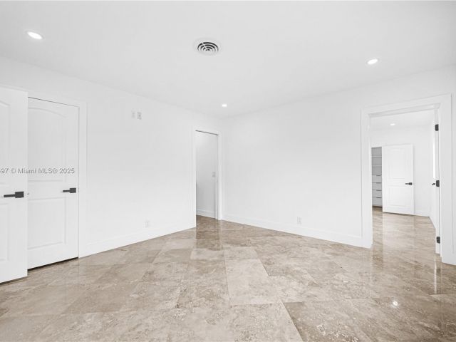 Продажа дома по адресу 5510 NE 18th Ave - фото 5965164