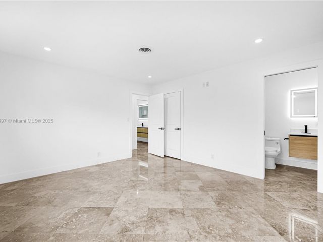 Продажа дома по адресу 5510 NE 18th Ave - фото 5965165