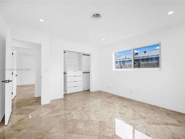 Продажа дома по адресу 5510 NE 18th Ave - фото 5965172