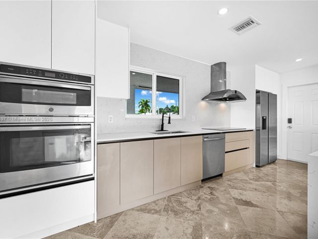 Продажа дома по адресу 5510 NE 18th Ave - фото 5965179