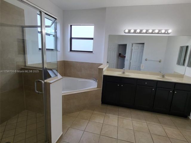 Дом в аренду по адресу 11729 SW 236th St - фото 6001485