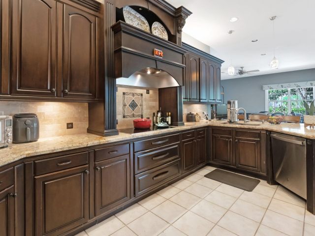 Продажа дома по адресу 21504 Halstead Drive - фото 5995413