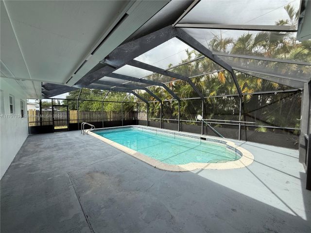 Продажа дома по адресу 20570 NW 1st Ct - фото 5970297