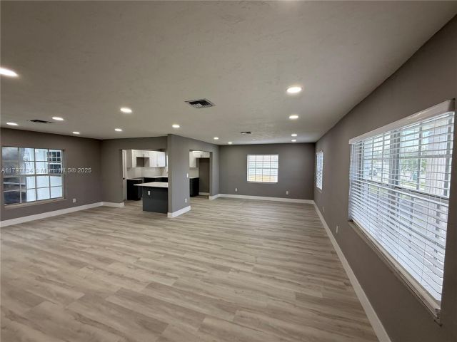 Продажа дома по адресу 20570 NW 1st Ct - фото 5970305