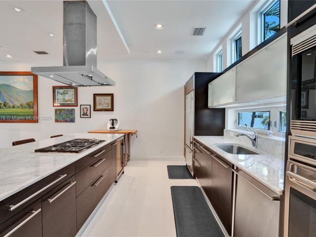 Продажа дома по адресу 2725 NE 1st St - фото 5965435