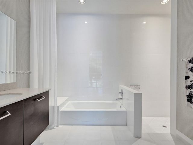 Продажа дома по адресу 2725 NE 1st St - фото 5965439