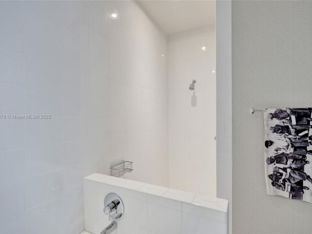 Продажа дома по адресу 2725 NE 1st St - фото 5965440