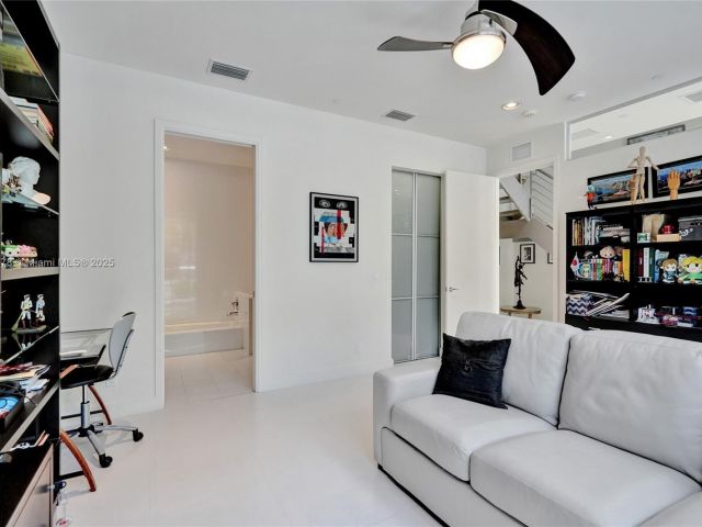 Продажа дома по адресу 2725 NE 1st St - фото 5965442