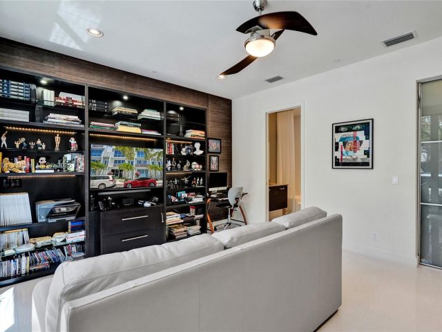 Продажа дома по адресу 2725 NE 1st St - фото 5965444