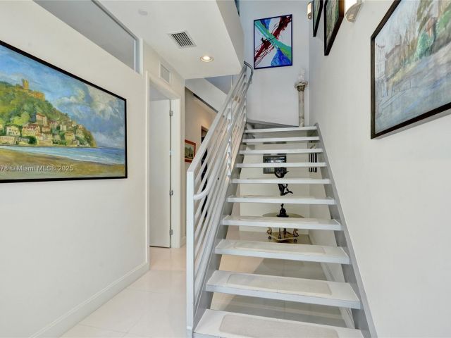 Продажа дома по адресу 2725 NE 1st St - фото 5965446