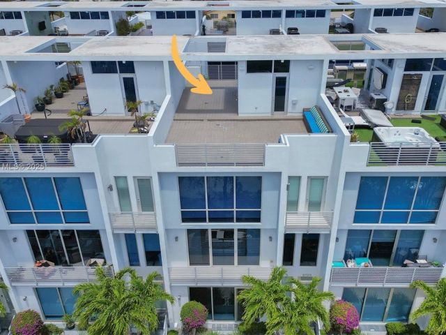 Продажа дома по адресу 2725 NE 1st St - фото 5965449