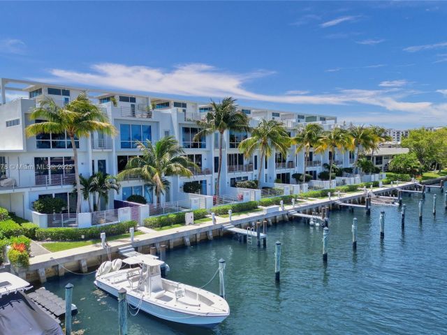 Продажа дома по адресу 2725 NE 1st St - фото 5965450