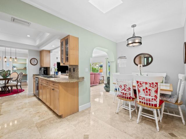 Продажа дома по адресу 3040 NE 46th St - фото 6051173