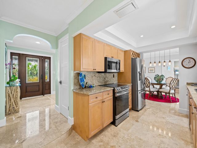 Продажа дома по адресу 3040 NE 46th St - фото 6051177