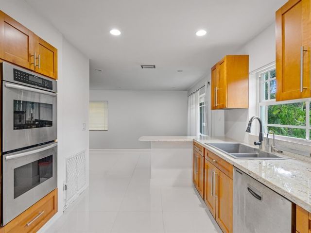 Продажа дома по адресу 9816 NW 51 TE - фото 5982933