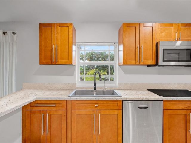 Продажа дома по адресу 9816 NW 51 TE - фото 5982935