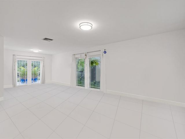 Продажа дома по адресу 9816 NW 51 TE - фото 5982944