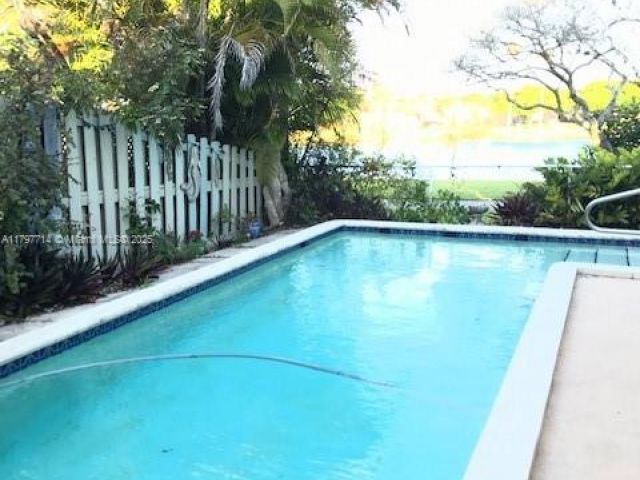 Продажа дома по адресу 10135 SW 156th Ave - фото 5985562