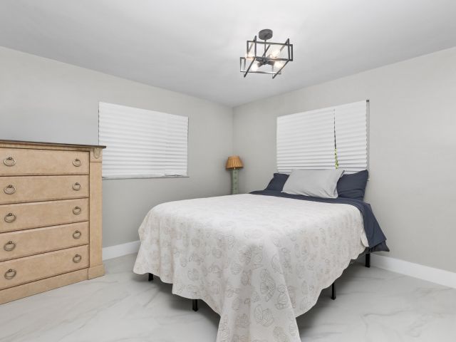 Продажа дома по адресу 2500 NE 23rd Street - фото 5980636