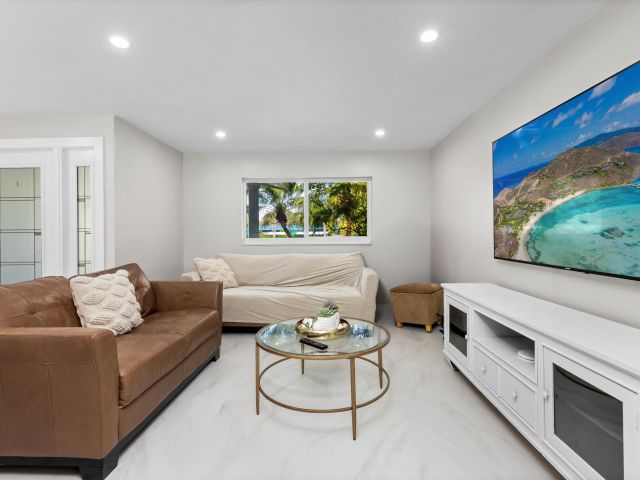 Продажа дома по адресу 2500 NE 23rd Street - фото 5980642