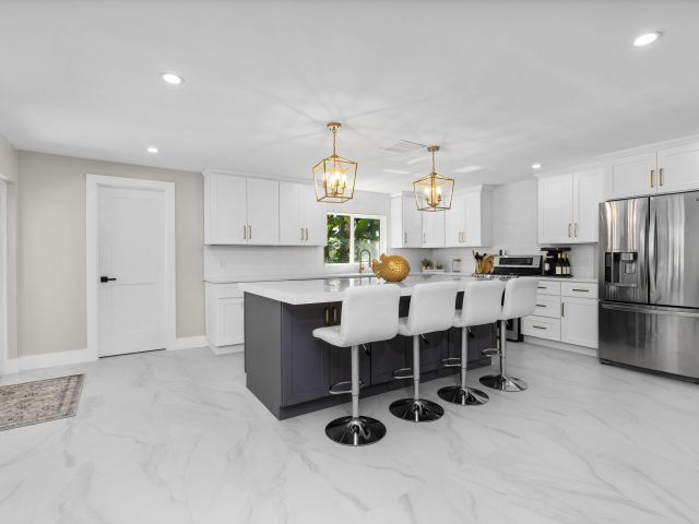 Продажа дома по адресу 2500 NE 23rd Street - фото 5980646