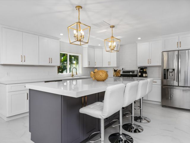 Продажа дома по адресу 2500 NE 23rd Street - фото 5980647