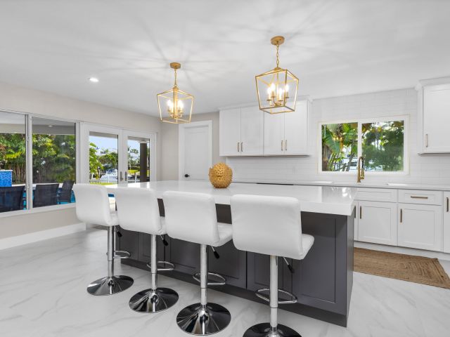 Продажа дома по адресу 2500 NE 23rd Street - фото 5980654