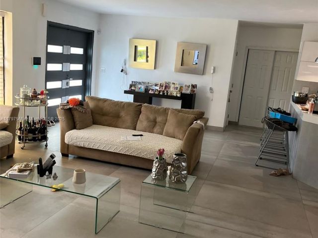 Дом в аренду по адресу 20375 NE 22nd Pl - фото 5971474