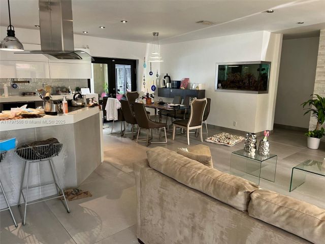 Дом в аренду по адресу 20375 NE 22nd Pl - фото 5971475