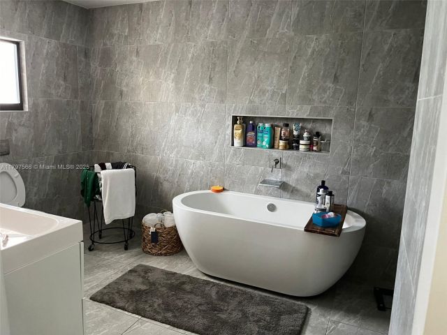 Дом в аренду по адресу 20375 NE 22nd Pl - фото 5971477