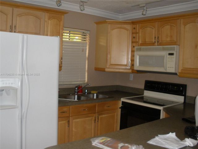 Дом в аренду по адресу 11795 SW 18th St 3-31 - фото 5973113