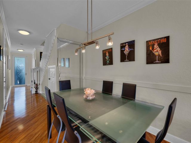 Продажа дома по адресу 1327 SE 3rd Ave 1327 - фото 5980596