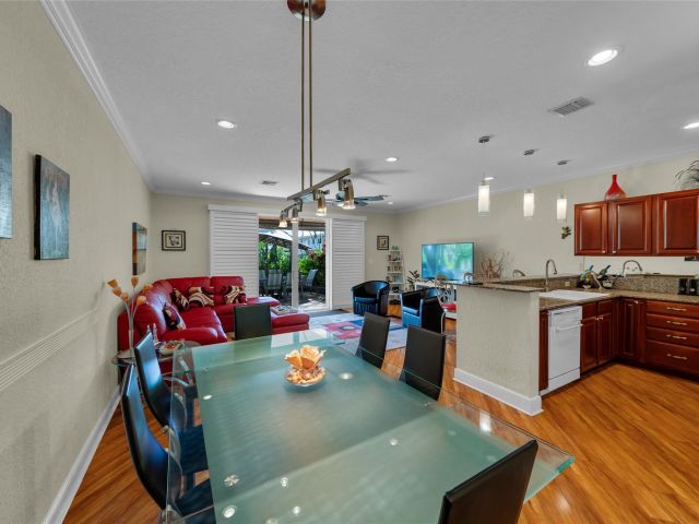 Продажа дома по адресу 1327 SE 3rd Ave 1327 - фото 5980597