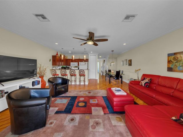 Продажа дома по адресу 1327 SE 3rd Ave 1327 - фото 5980601