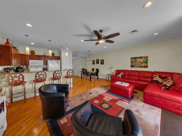 Продажа дома по адресу 1327 SE 3rd Ave 1327 - фото 5980603