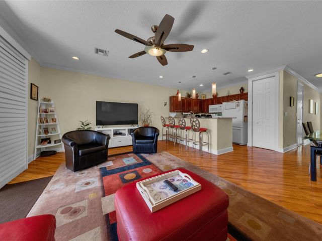 Продажа дома по адресу 1327 SE 3rd Ave 1327 - фото 5980604