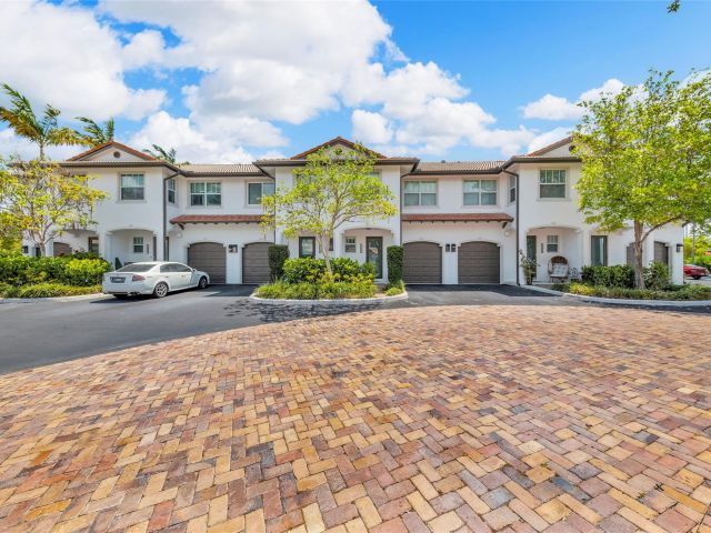 Продажа дома по адресу 1327 SE 3rd Ave 1327 - фото 5980613