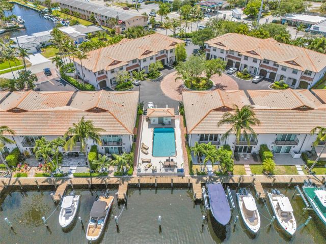 Продажа дома по адресу 1327 SE 3rd Ave 1327 - фото 5980614