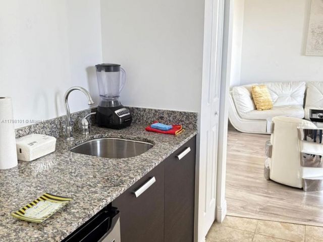 Продажа дома по адресу 5200 NW 83rd Ct - фото 5976454