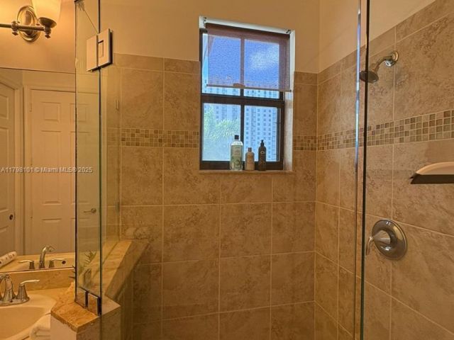 Продажа дома по адресу 5200 NW 83rd Ct - фото 5976456