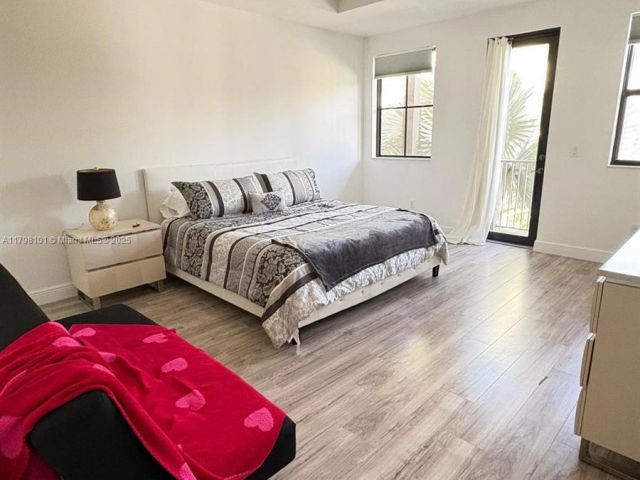 Продажа дома по адресу 5200 NW 83rd Ct - фото 5976460