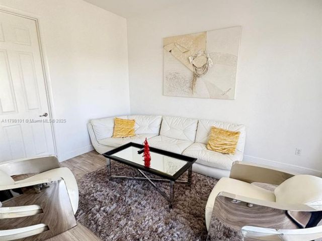 Продажа дома по адресу 5200 NW 83rd Ct - фото 5976463