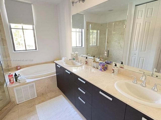 Продажа дома по адресу 5200 NW 83rd Ct - фото 5976466